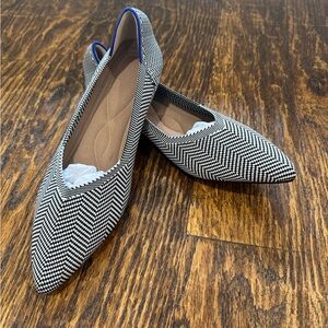 NEW! Black and White pointed toe knit flats - Size 6.5